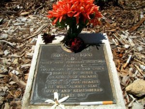 Túmulo de Bon Scott, localizado no cemitério de Fremantle, Austrália.